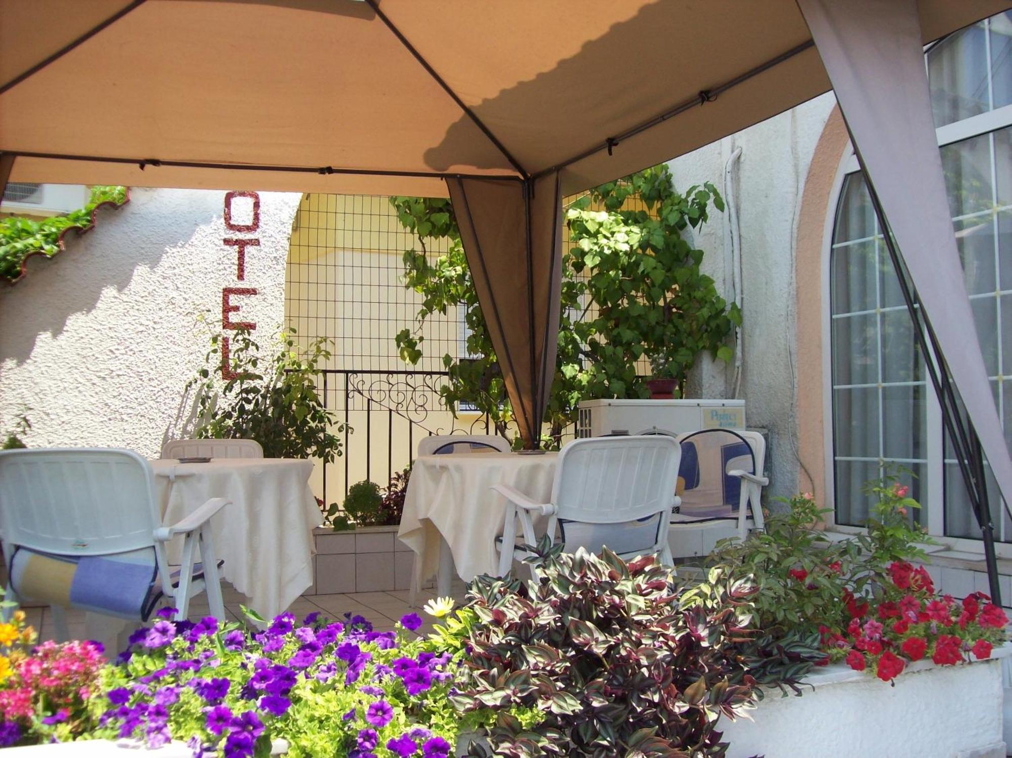 Mironi & Victoria Hotel 리메나스 외부 사진
